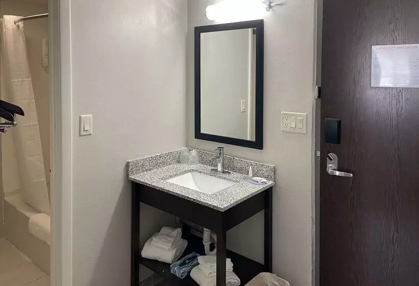 Отель Days Inn By Wyndham Manitowoc