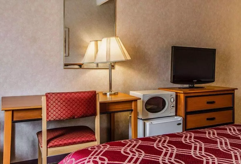 Отель Days Inn By Wyndham Manitowoc