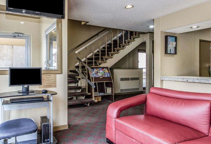 בית מלון כפרי Days Inn By Wyndham Manitowoc