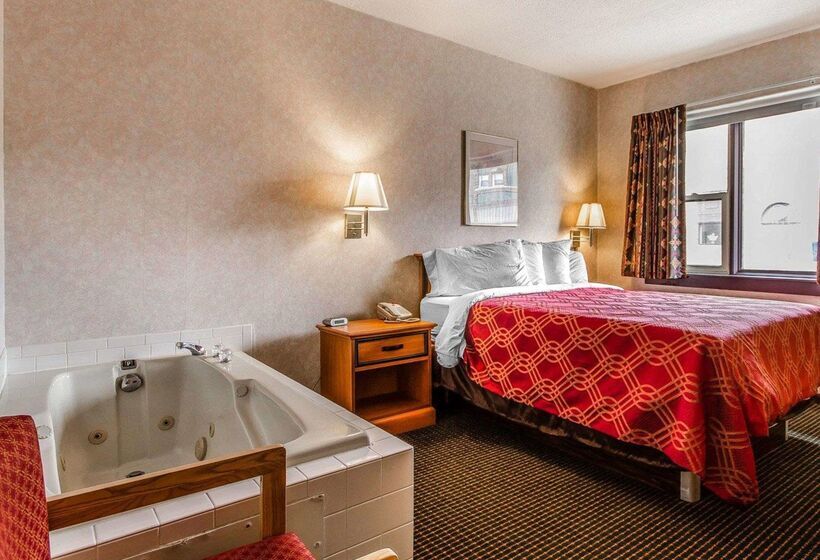 בית מלון כפרי Days Inn By Wyndham Manitowoc