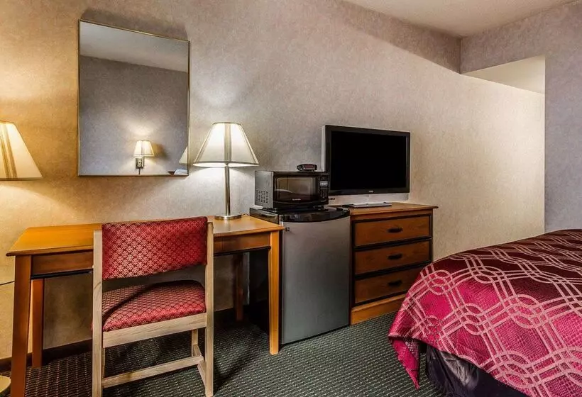 Отель Days Inn By Wyndham Manitowoc