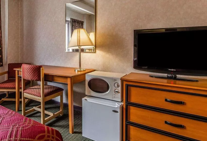 Отель Days Inn By Wyndham Manitowoc