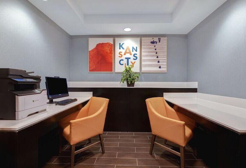 فندق Holiday Inn Express & Suites Kansas City Ku Medical Center, An Ihg