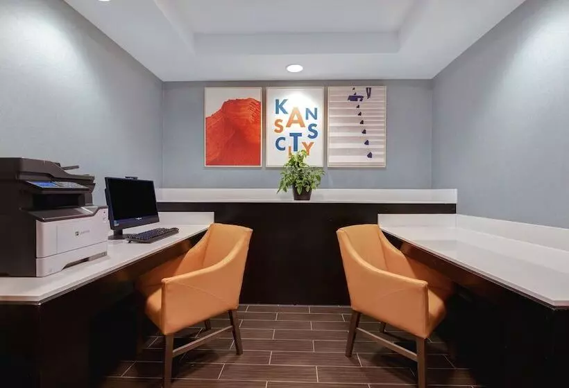 هتل Holiday Inn Express & Suites   Kansas City Ku Medical Center, An Ihg