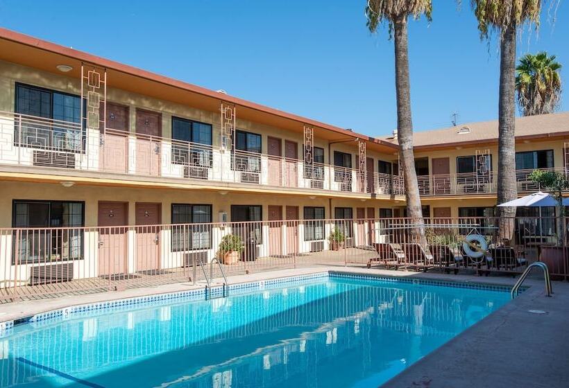 فندق Studio City Court Yard