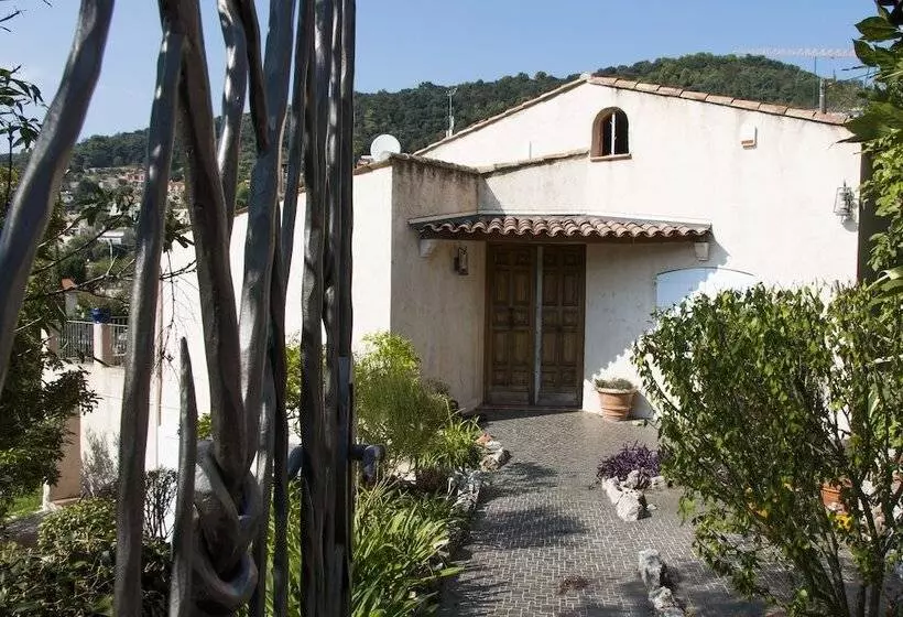 پانسیون Dans Les Nuages