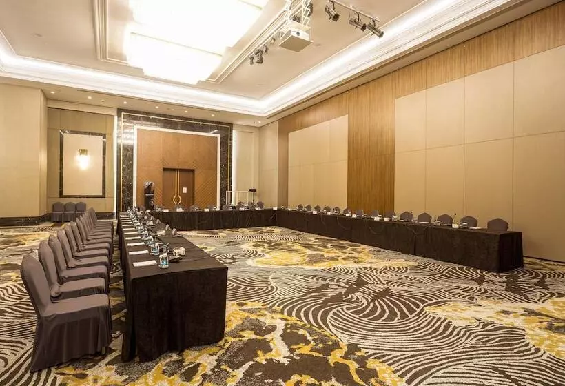 هتل Sheraton Bishkek