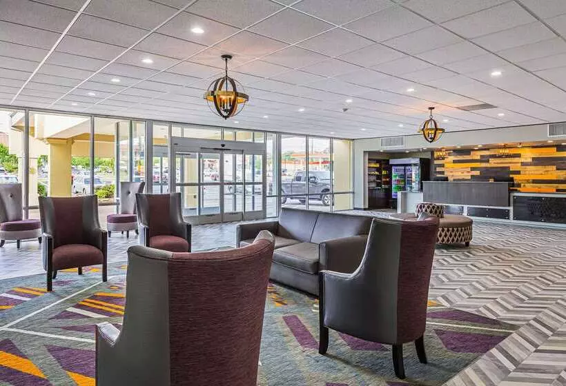 酒店 Clarion Inn & Suites Near Downtown