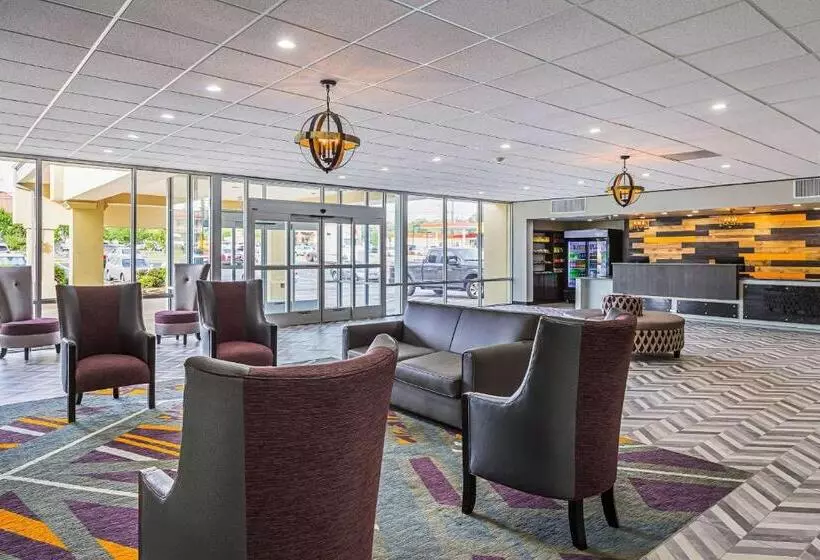 酒店 Clarion Inn & Suites Near Downtown