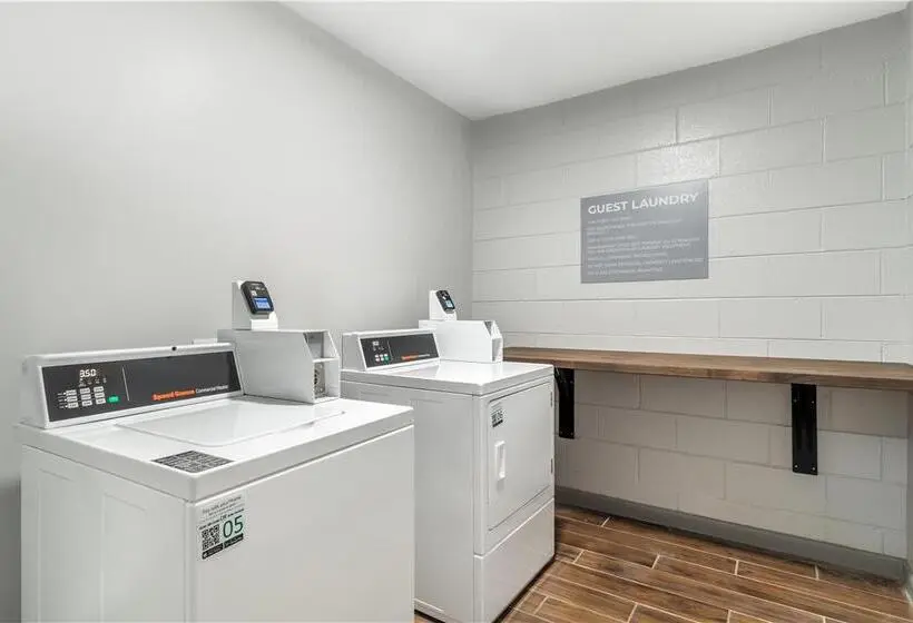 هتل Clarion Inn & Suites Near Downtown