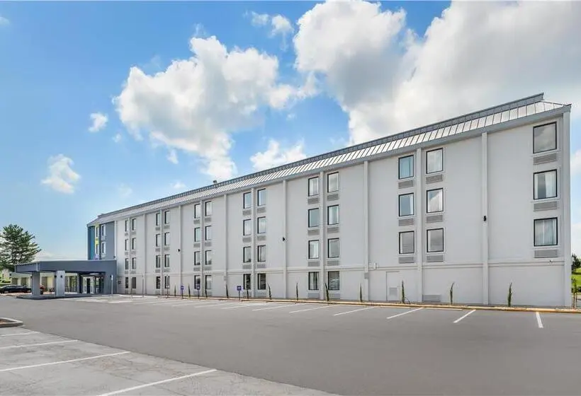 هتل Clarion Inn & Suites Near Downtown
