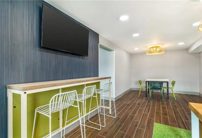 هتل Clarion Inn & Suites Near Downtown