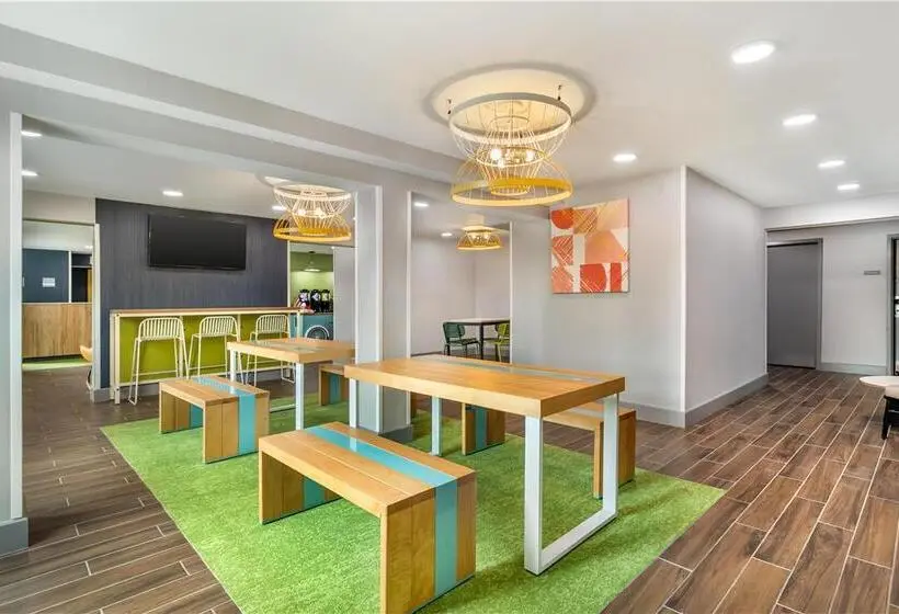 هتل Clarion Inn & Suites Near Downtown