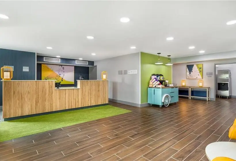 هتل Clarion Inn & Suites Near Downtown