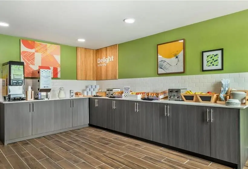 هتل Clarion Inn & Suites Near Downtown