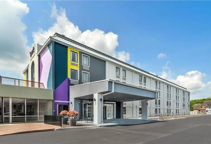 هتل Clarion Inn & Suites Near Downtown