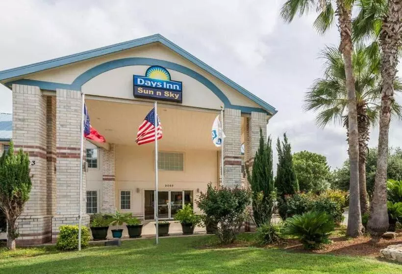 ホテル Days Inn By Wyndham San Antonio Southeast Frost Bank Center