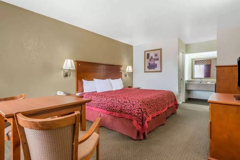 ホテル Days Inn By Wyndham San Antonio Southeast Frost Bank Center