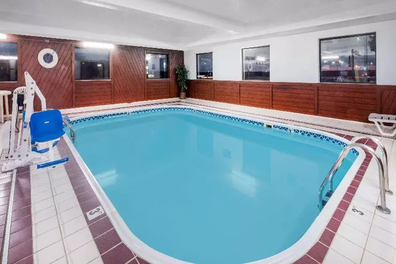 هتل Days Inn By Wyndham Watertown