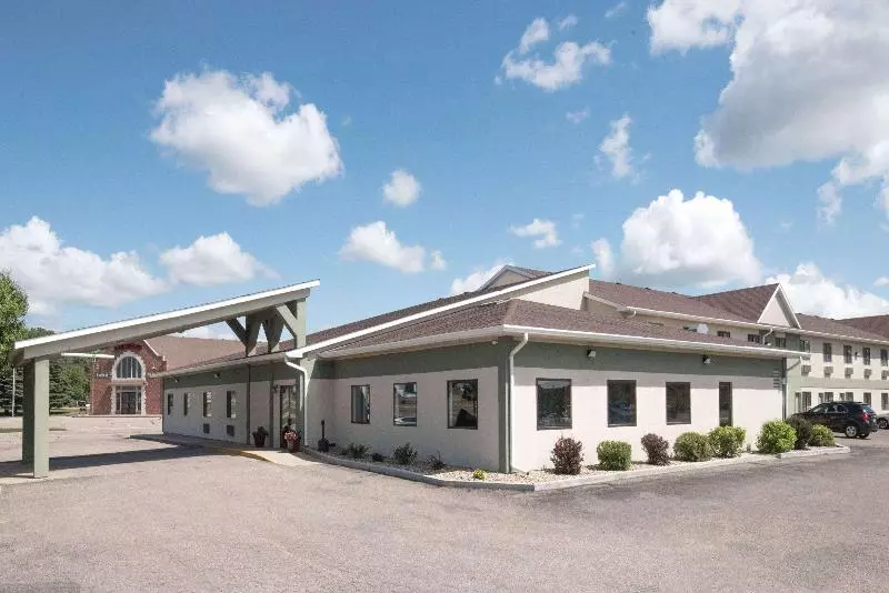 هتل Days Inn By Wyndham Watertown