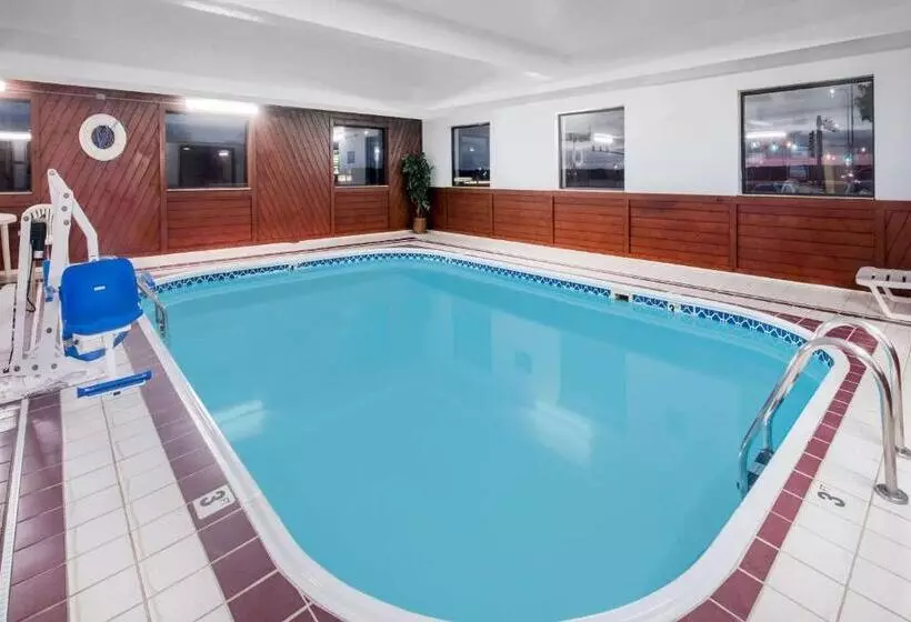 هتل Days Inn By Wyndham Watertown