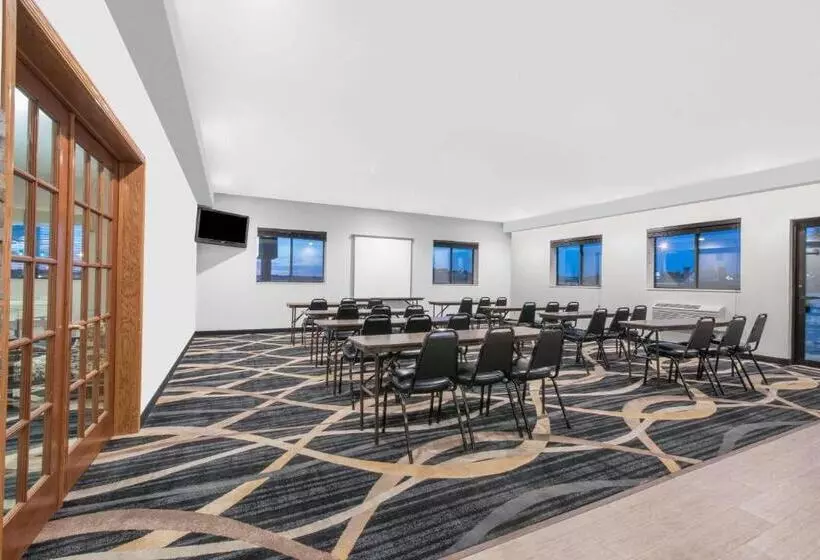 هتل Days Inn By Wyndham Watertown