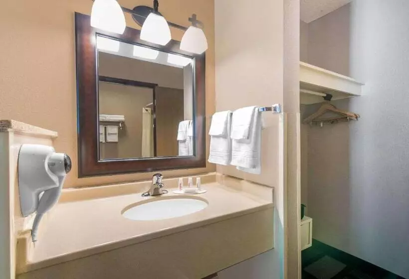 هتل Days Inn By Wyndham Watertown