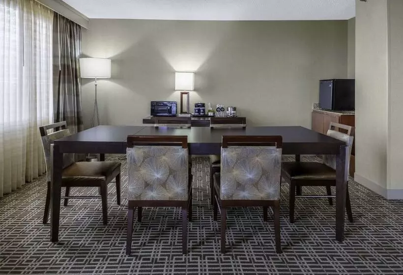 ホテル Doubletree By Hilton Kansas City Overland Park