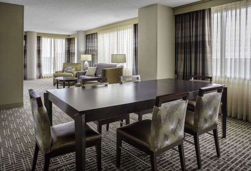 هتل Doubletree By Hilton Kansas City Overland Park