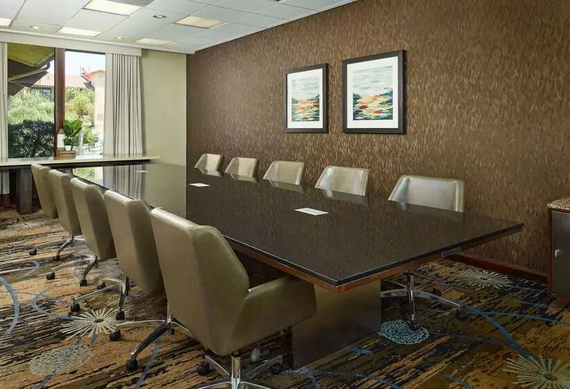 Отель Doubletree By Hilton Ontario Airport