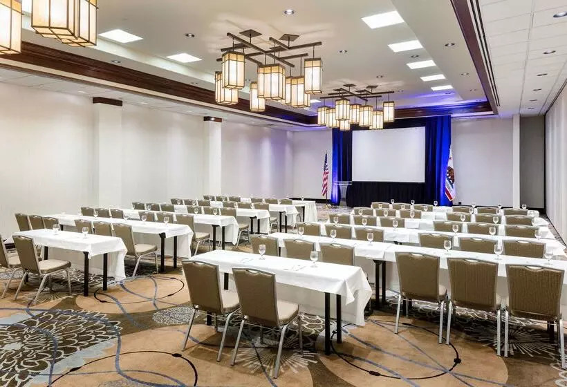 Отель Doubletree By Hilton Ontario Airport