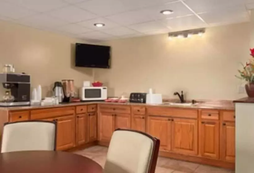 汽车旅馆  Hilltop Inn Pittsburgh