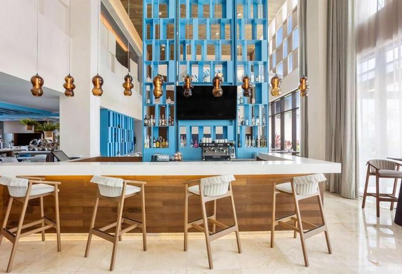 هتل Avani Cancún Airport