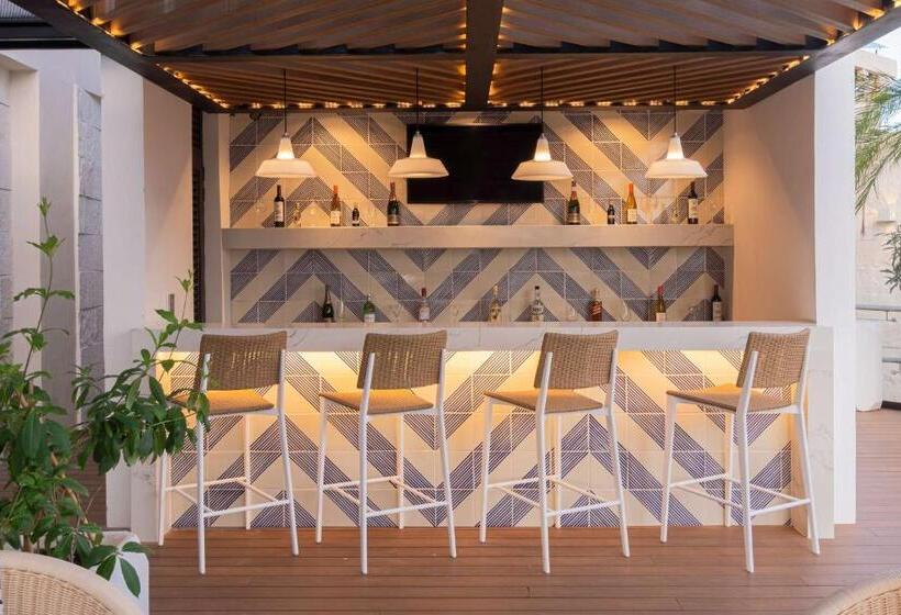 هتل Avani Cancún Airport