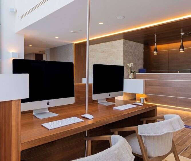 هتل Avani Cancún Airport