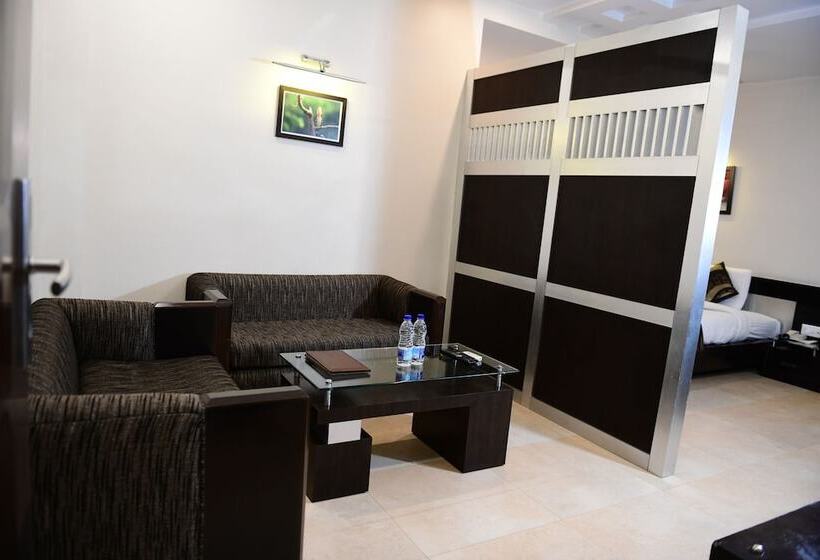 בית מלון כפרי Ravisha Continental