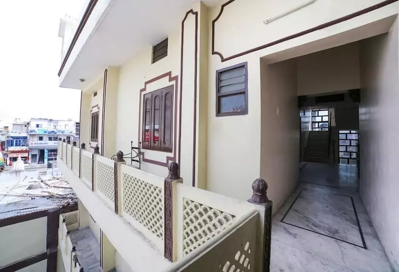 هتل Anshu By Oyo Rooms