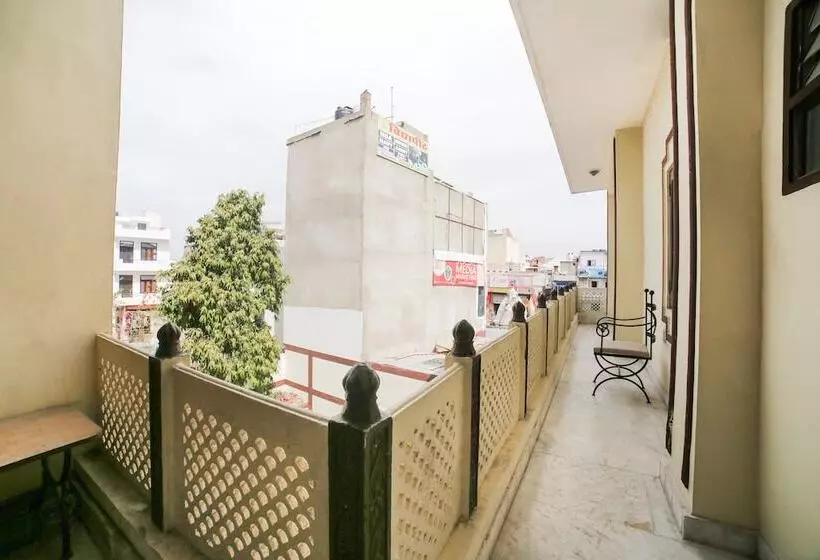 هتل Anshu By Oyo Rooms