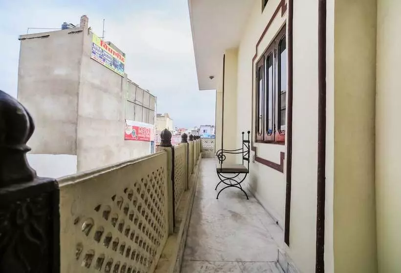 هتل Anshu By Oyo Rooms