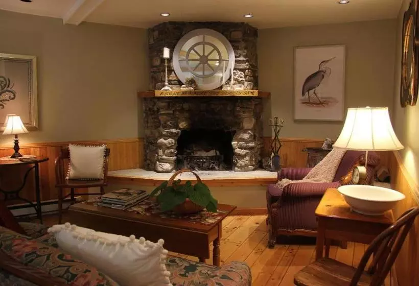 בית מלון כפרי Eagle Harbor Inn