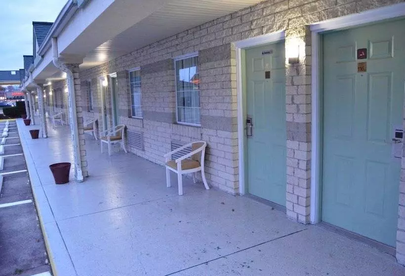 호텔 Economy Inn Cuyahoga Falls