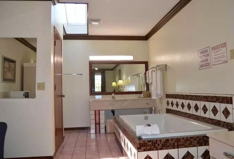 호텔 Economy Inn Cuyahoga Falls