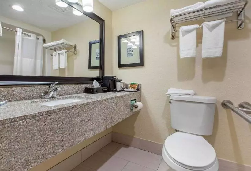 فندق Quality Inn Airportnear Uptown