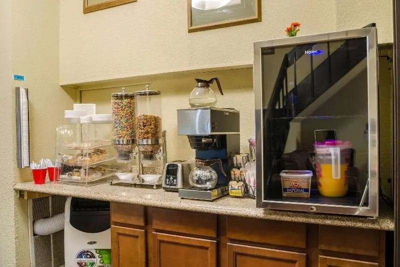ホテル Rodeway Inn Mitchell