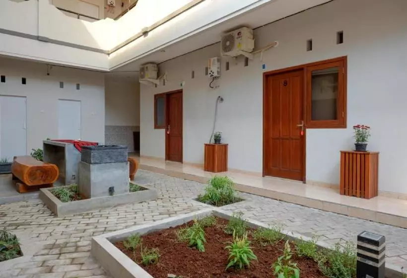 Majatalo Reddoorz Near Alun Alun Kudus 2