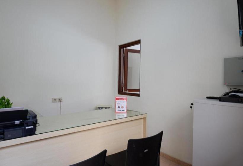 פנסיון Reddoorz Near Alun Alun Kudus 2