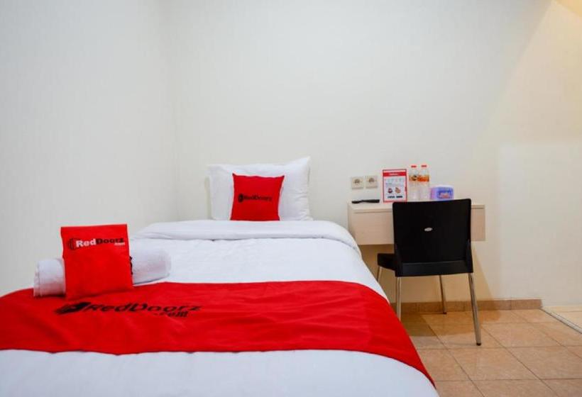 פנסיון Reddoorz Near Alun Alun Kudus 2