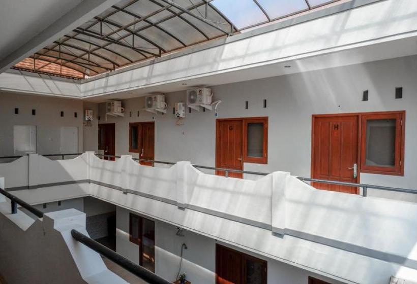 פנסיון Reddoorz Near Alun Alun Kudus 2