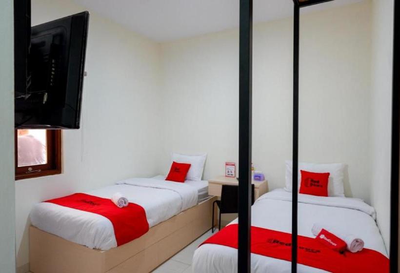 פנסיון Reddoorz Near Alun Alun Kudus 2
