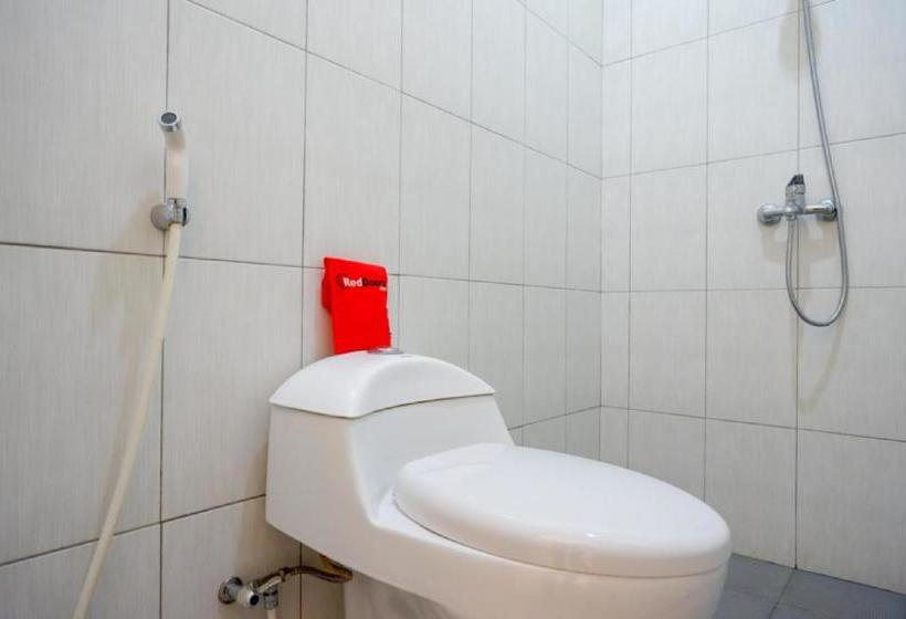 פנסיון Reddoorz Near Alun Alun Kudus 2